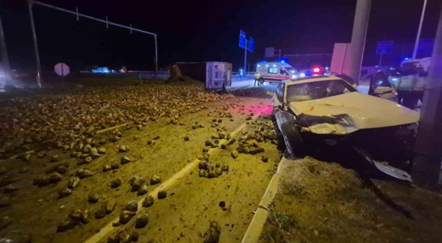 Şeker pancarı yüklü tır ile otomobil çarpıştı: 3 yaralı