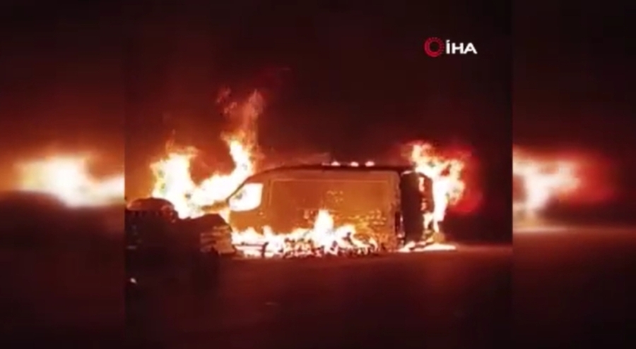 İstanbul'da minibüs alev alev yandı