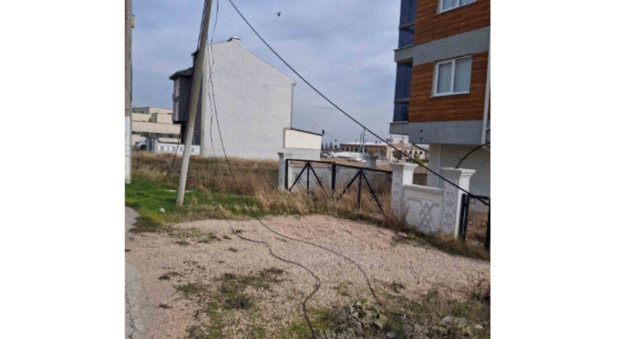 Devrilen internet direğinin kabloları risk oluşturuyor