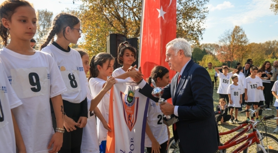 Bursa'da düzenlenen 'Başöğretmen Atatürk Kros Yarışması' nefes kesti