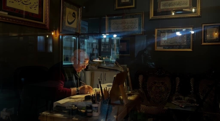 Bursa'da emekli öğretmen hayranlık duyduğu hat sanatını öğrenip atölye kurdu