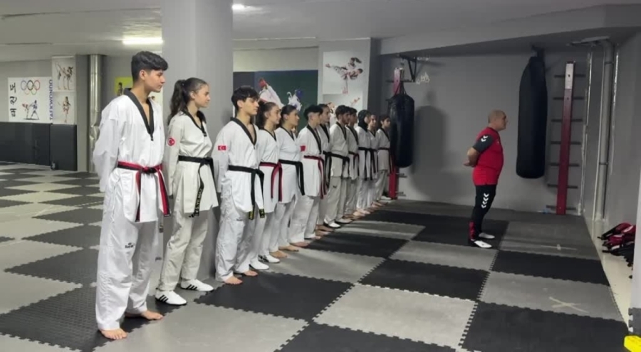 Liseli genç tekvandocu aynı yıl içinde hem dünya hem Avrupa şampiyonu oldu