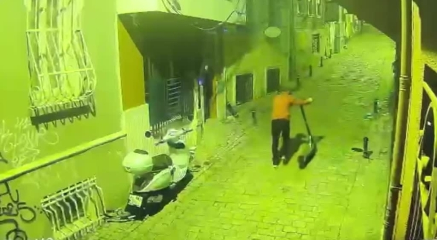 İstanbul'da scooter hırsızlığı kamerada: 2 gözaltı