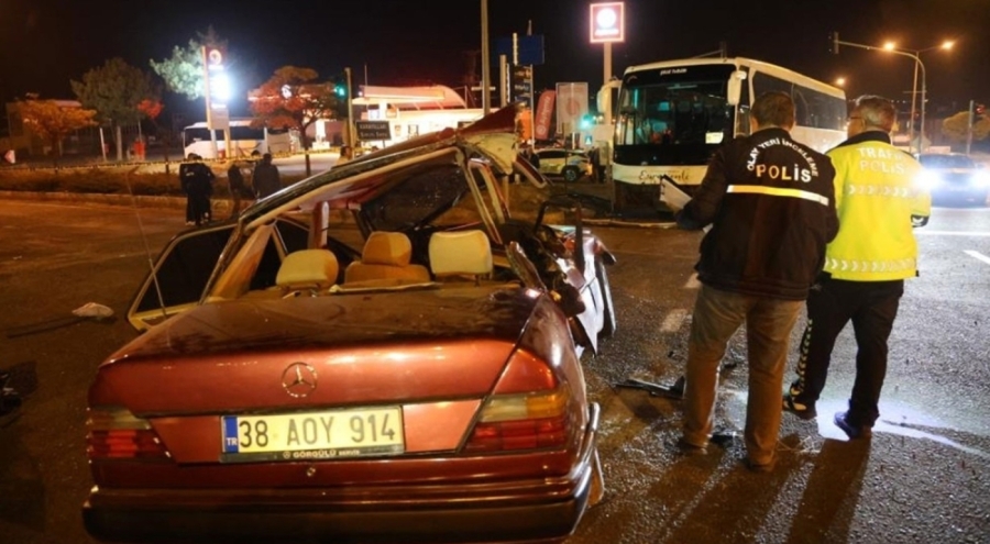 Turistleri taşıyan otobüs ile otomobil çarpıştı: 2 ölü, 3 yaralı