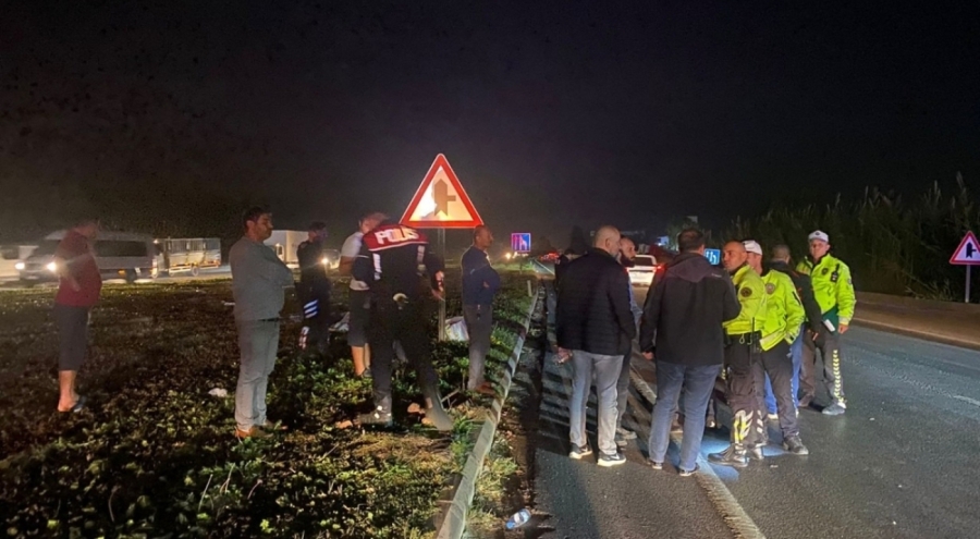 Antalya'da otomobil yayalara çarptı: ...