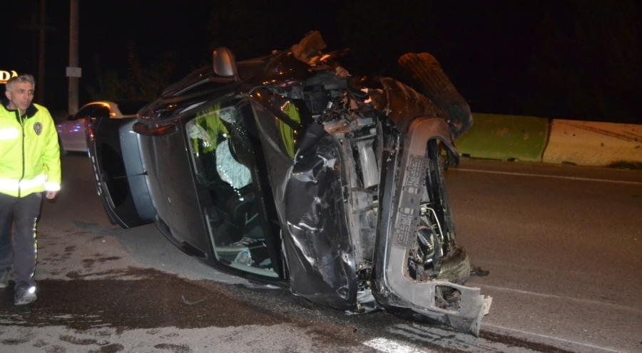 Bursa'da bariyere çarpan araç takla attı!