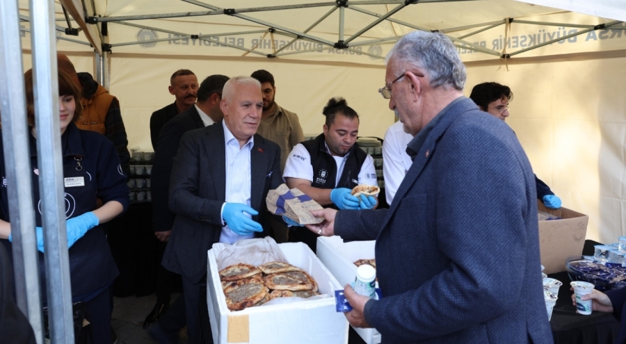 22 Kasım artık Dünya Cantık Günü! Bursa'da ücretsiz dağıtıldı