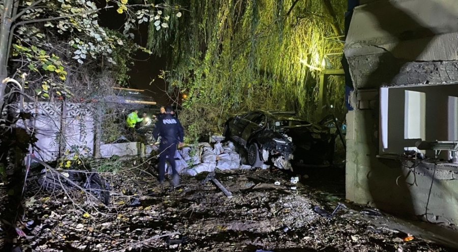 Sakarya'da köprü üstünde çarpışan otomobiller bahçeye uçtu: 1 ölü, 4 yaralı
