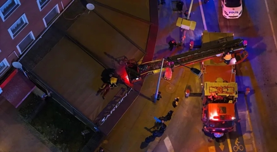 Gece yarısı 2'nci kattan düştü! Kafenin tentesi hayatını kurtardı