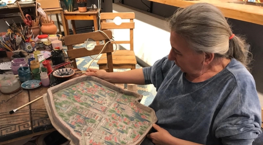 Papa'ya İznik'ten anlamlı hediye! Çini ustası Mesude Künen'den özel minyatür