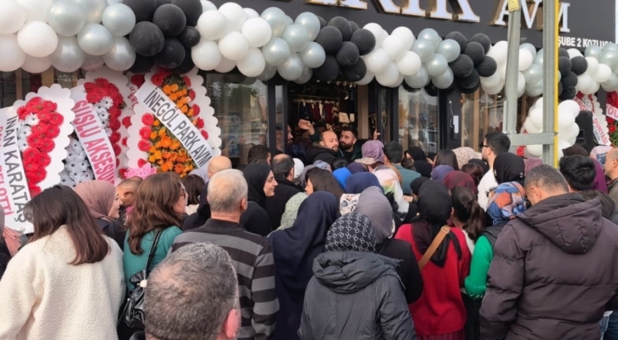 Bursa'da açılış izdihamı! 10 TL'lik ürünler mağaza önünü karıştırdı