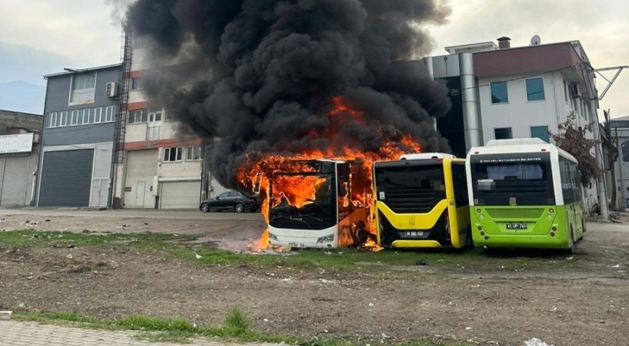 Bursa'da park halindeki 3 otobüs alev topuna döndü!