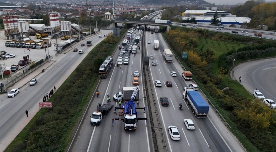 Sakarya'da tırla çarpışan kamyonetin devrilmesi sonucu ulaşım aksadı