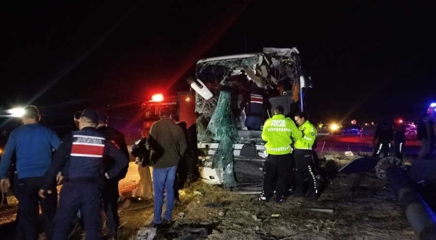 Otobüs ile minibüs çarpıştı: Çok sayıda  yaralı