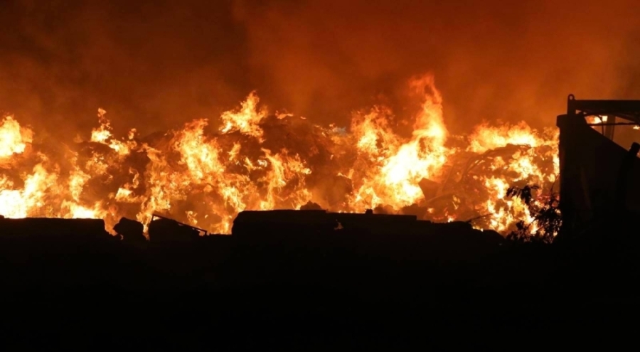 İzmir'de çöp depolama alanında çıkan yangına müdahale sürüyor