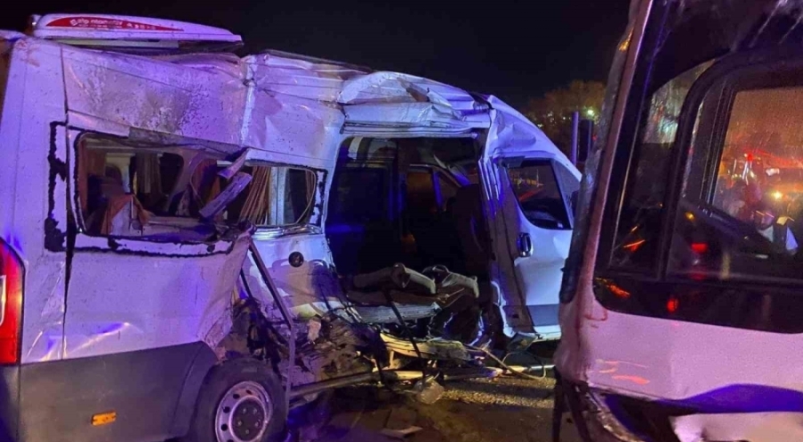 İzmir'de işçi servisleri çarpıştı: 15 yaralı