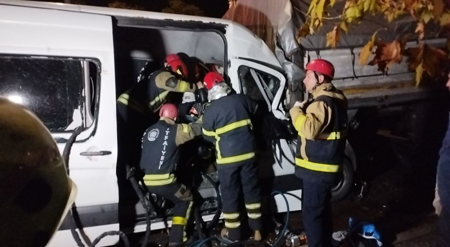 Kocaeli'de işçi servisi ile tır çarpıştı: 9 kişi yaralandı