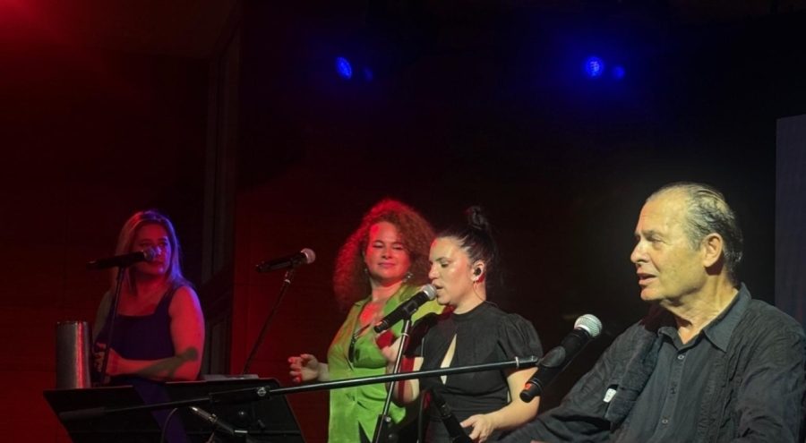 Sanatçı Ayhan Sicimoğlu Bursa'da konser verdi