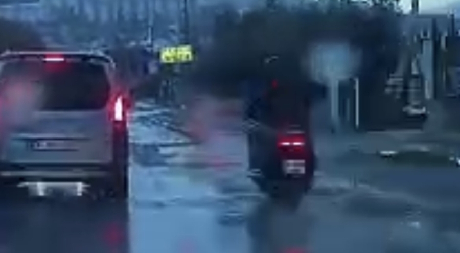 Bursa'daki kazada motosiklettekilerin 30 metre savrulduğu anlar kamerada