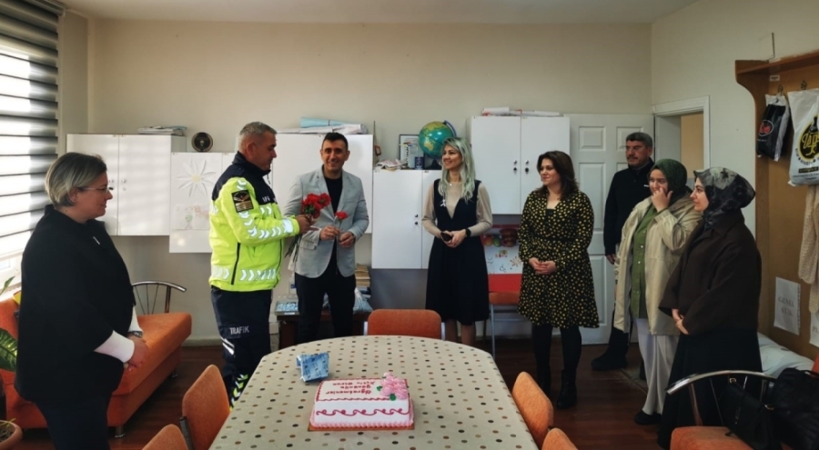 Karacabey'de jandarmadan Öğretmenler Günü'nde anlamlı ziyaret