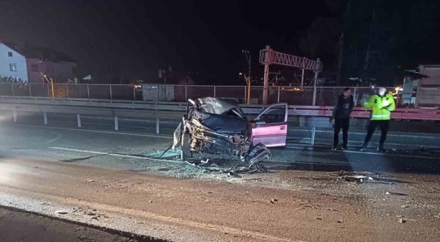 Kocaeli'de demir bariyerlere çarpan otomobil parçalandı