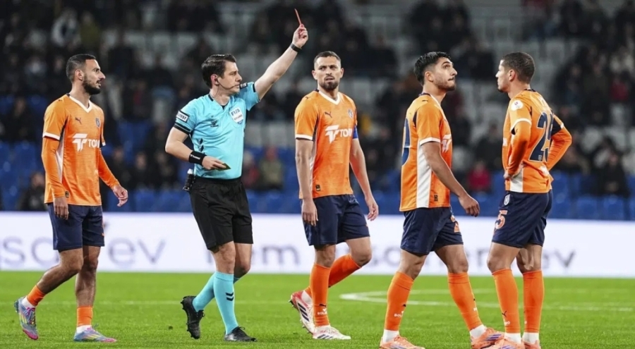 Başakşehir oyuncularından hakem tepkisi: 'Artık sıkmaya başladı'
