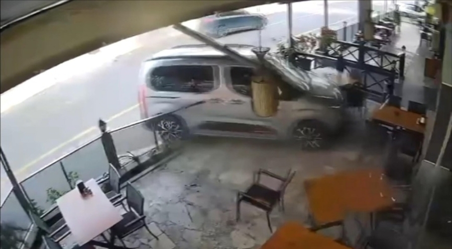 Aydın'da çocuğun kullandığı araç lokantaya daldı!