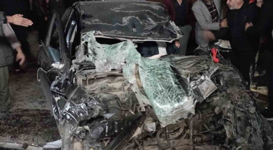 Tıra çarpan otomobil hurda yığınına döndü, sıkışan sürücü güçlükle kurtarıldı