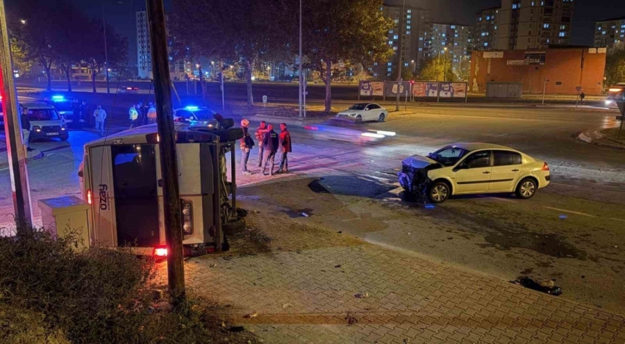 Otomobilin çarptığı servis yan yattı