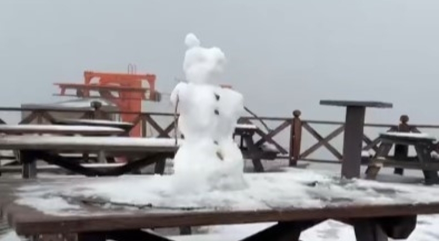 Uludağ sabah saatlerinde beyaz örtüyle kaplandı