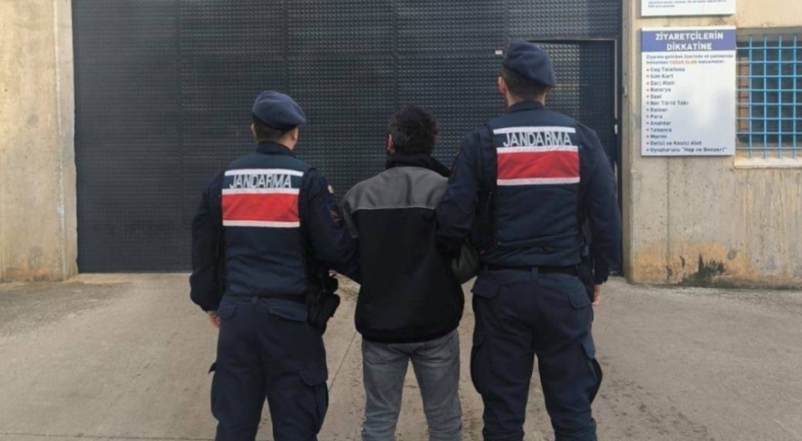 10 yıl 5 ay hapisle aranan hükümlü yatağın altında yakalandı
