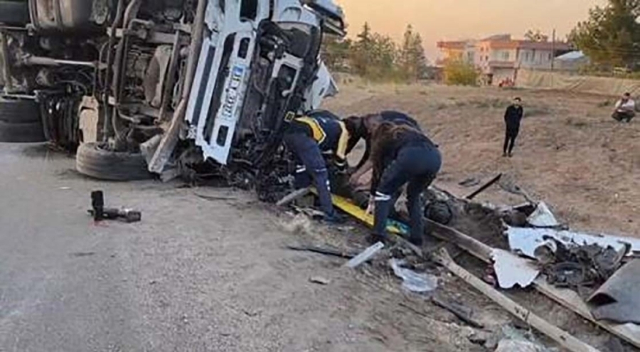 Mardin'de kazaya yardıma giderken araç çarptı