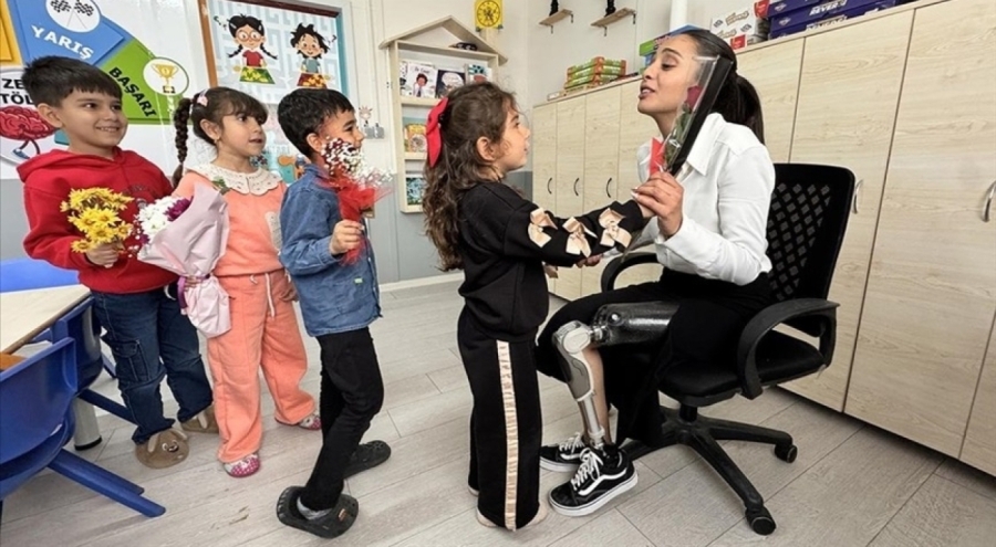 Depremzede Sena öğretmen 24 Kasım Öğretmenler Günü'nü öğrencileriyle kutladı