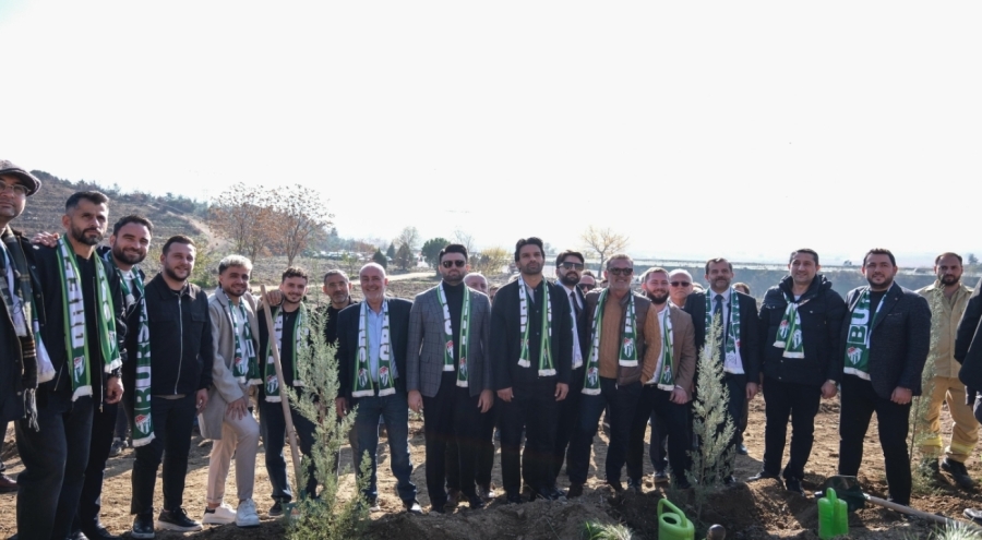 Bursasporlu sporcular Bursa'da orman yangınında zarar gören alanlara fidan dikti