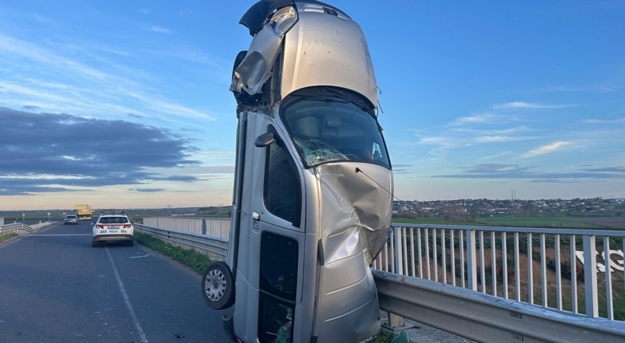 Tekirdağ'da ilginç kaza: Bariyere çarpan araç dik durdu