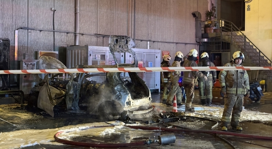 İstanbul'da şarjda olan elektrikli araç alev alarak patladı