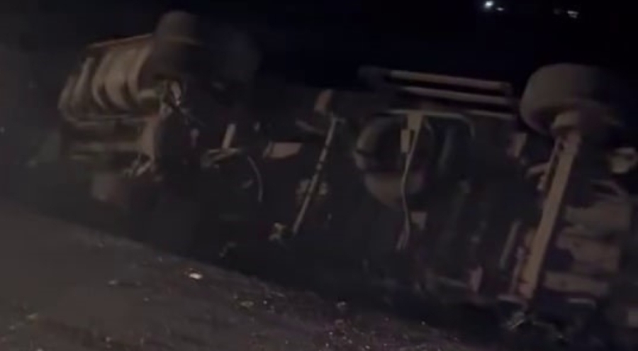 Kontrolden çıkan kamyon elektrik direğine çarptı, mahalle karanlığa büründü