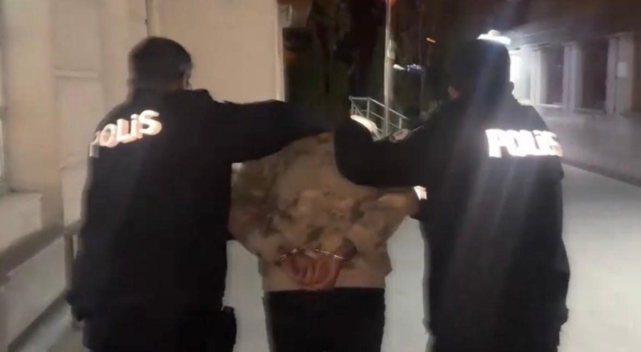 Temizlik için girdiği evdeki ziynet eşyalarını çaldı