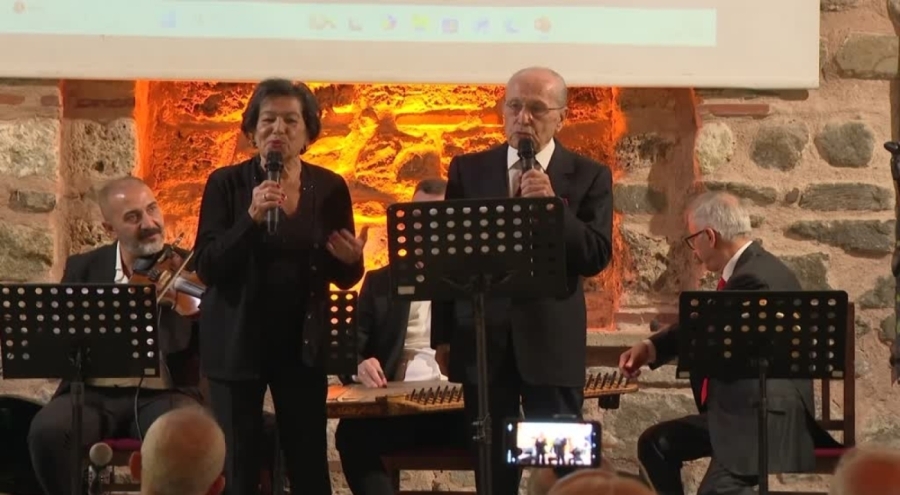 Bursa'da 62 yıllık evli çift sahnede aşk şarkılarını birlikte söylüyor