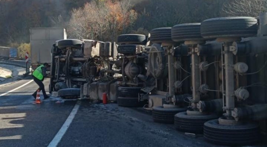 Bursa'da devrilen tırın sürücüsü yaralandı