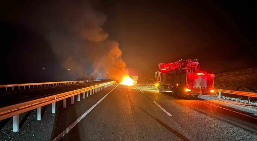 Römorka çarpan otomobil alev topuna döndü