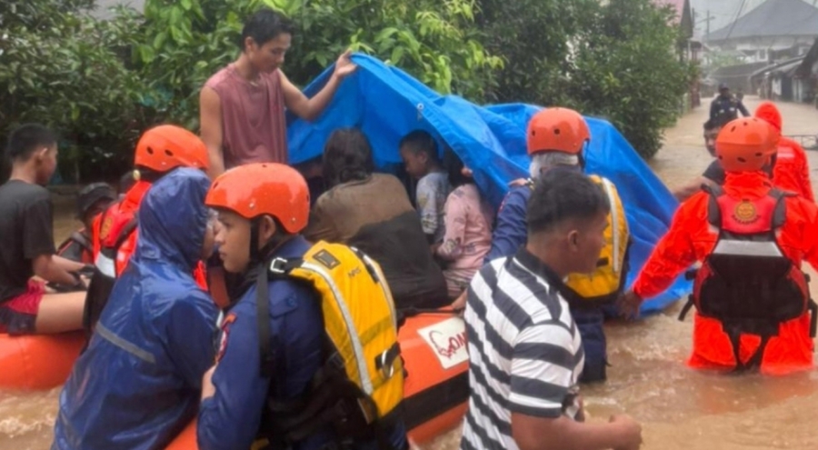 Sel ve toprak kaymalarında 10 kişi öldü