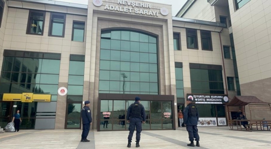 Kendisini bıçaklayan eşini adliye önünde pompalı tüfekle bekledi