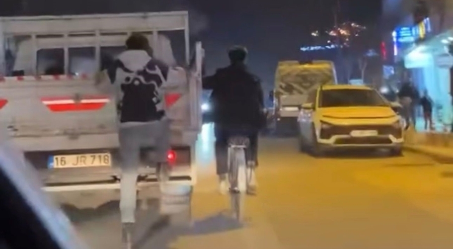 Bursa'da gençlerin tehlikeli yolculuğu kameraya yansıdı