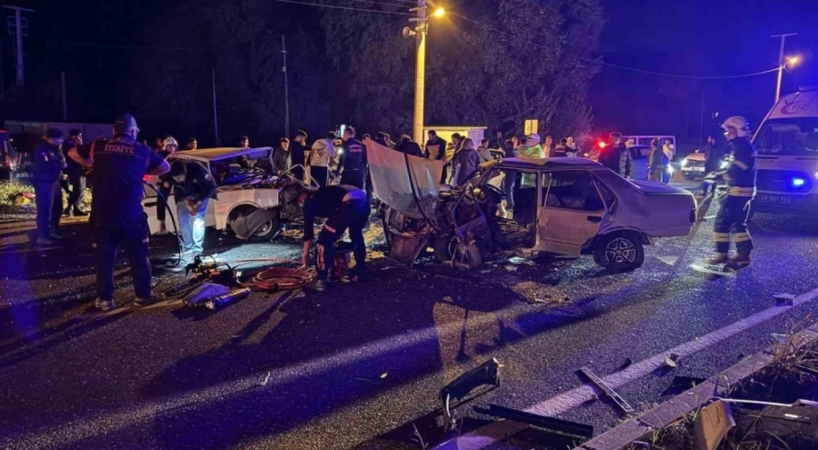 İki araç kafa kafaya çarpıştı: 2'si ağır 3 yaralı