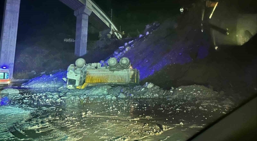 15 metre yükseklikten devrilen kamyonun sürücüsü ağır yaralandı