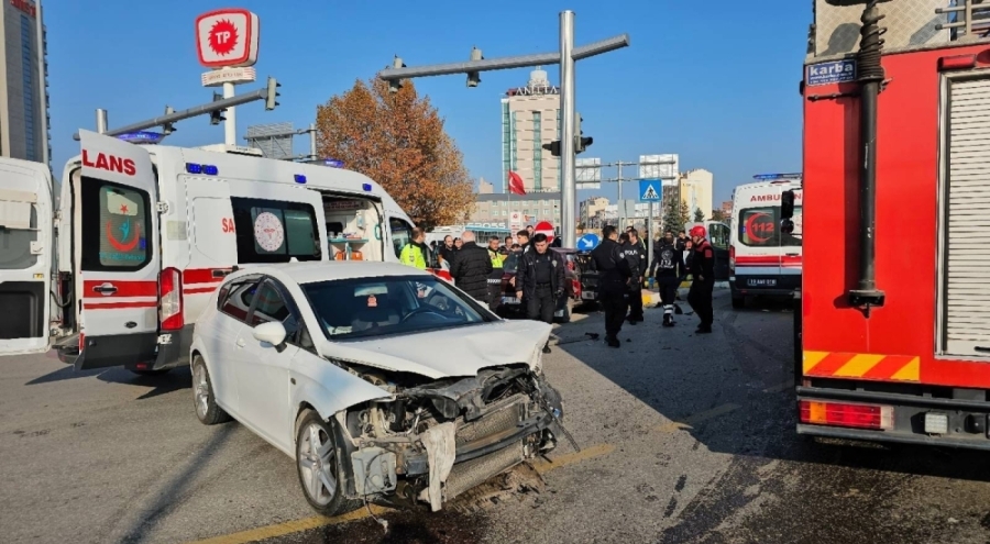 Çorum'da iki otomobilin çarpıştığı kazada 2 kişi yaralandı