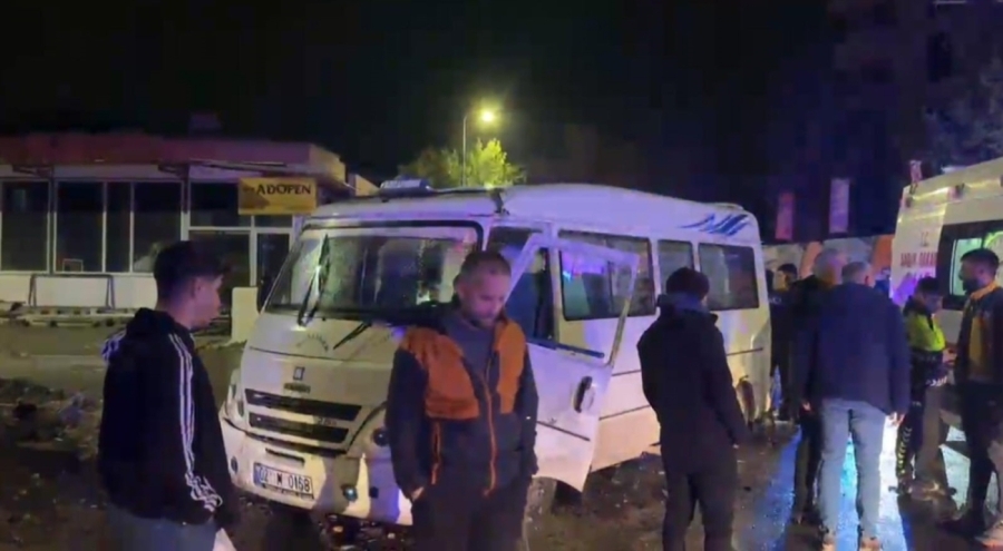 Adıyaman'da minibüs ile otomobil çarpıştı: 3 kişi yaralandı
