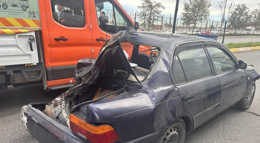 Kontrolden çıkan otomobil 3 araca çarptı