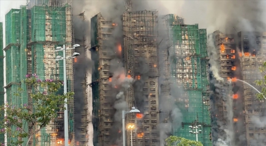 Hong Kong'daki devasa gökdelende korkunç yangın! Ölü ve yaralılar var